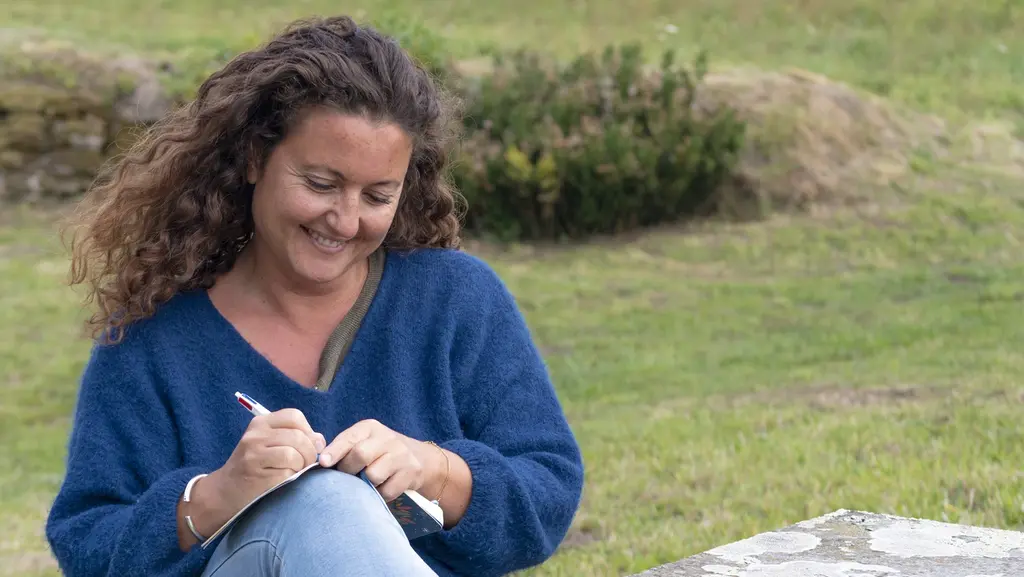 Aurélia Horner prend des notes